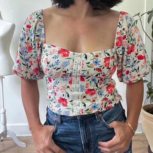 Astr Tops - ASTR the Label Hook and Eye Square Neck Floral Top Red White Blue Floral Crop